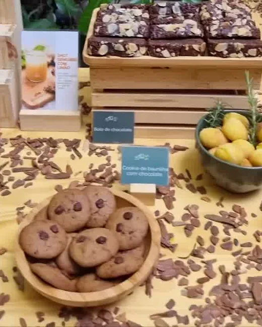 Cookies e brownies do catering Purana sobre mesa com folhas secas