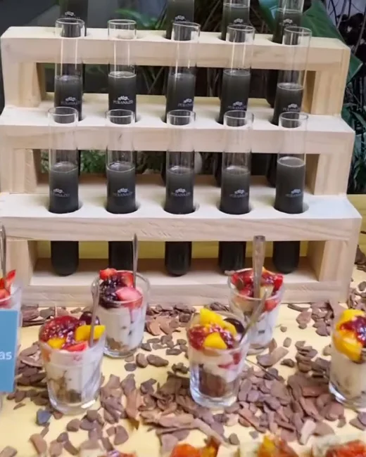 Parfaits e shots do catering Purana em suporte de madeira
