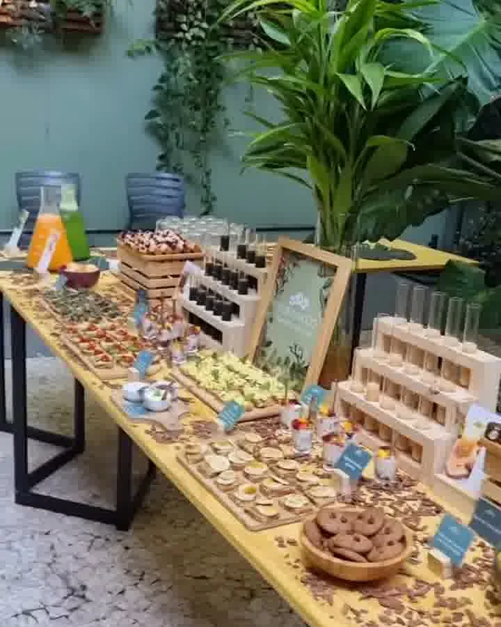 Mesa do catering Purana montada no jardim do aFlora, entre plantas